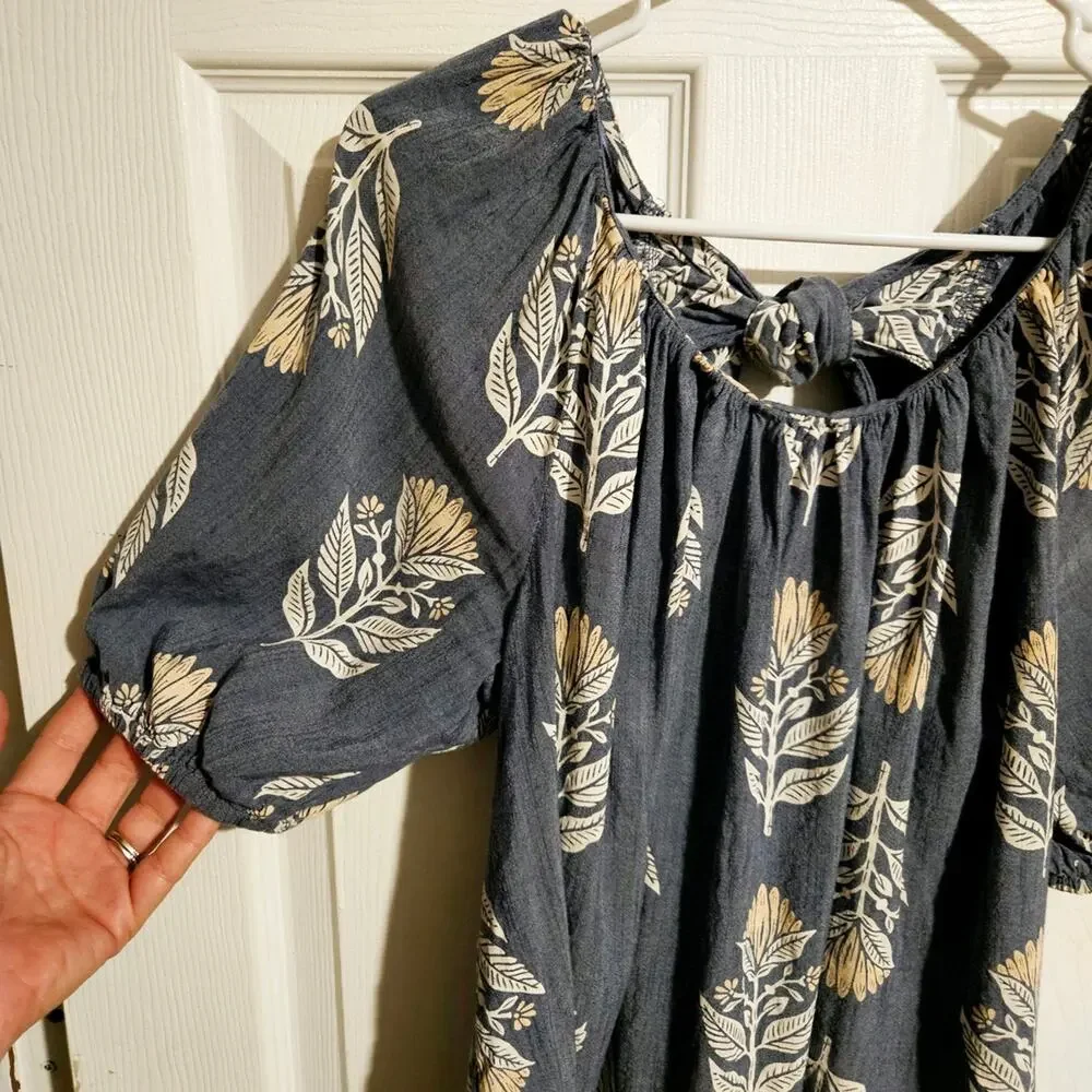 Woman's Floral Puff Sleeve Top Size M